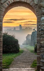 Obraz premium ponte Visconteo vista del Castello scaligero di Valeggio sul Mincio avvolto dalla nebbia mattutina alle prime ora dell'alba
