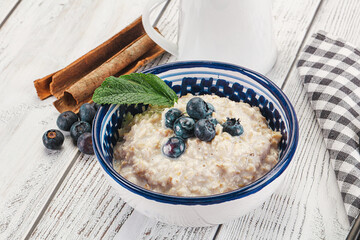 Oats porridge with blueberry