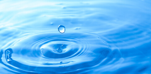 美しい水滴のアクション