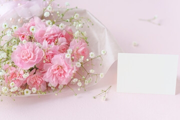 ピンクのカーネーションの花束とメッセージカード