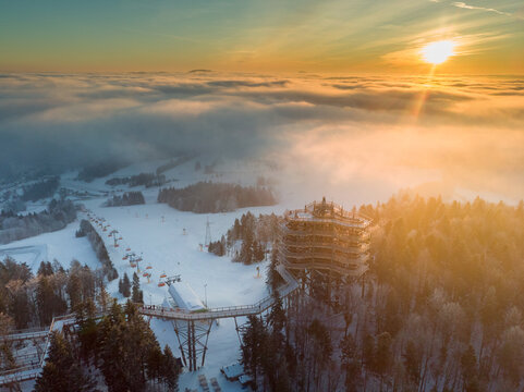 Fototapeta Krynica-Zdrój - Słotwiny - wschód słońca nad wieżą widokową.
