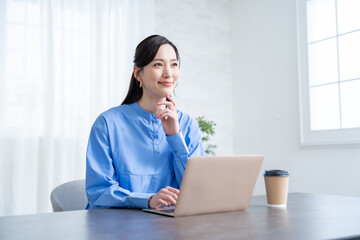 ノートパソコンで仕事をする女性