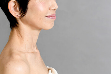 微笑む中高年のアジア人女性の横顔 © koumaru