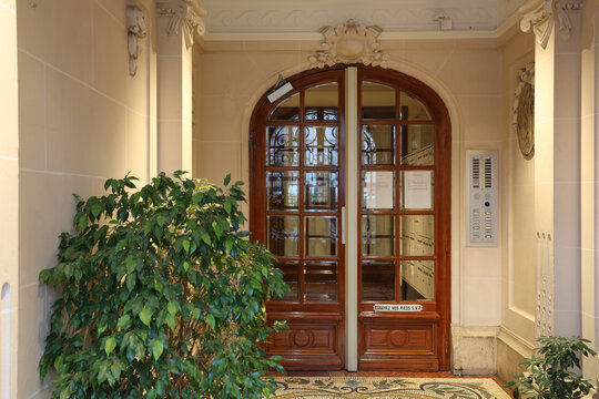 Hall d'entr&eacute;e d'un immeuble en copropri&eacute;t&eacute; en ville avec loge de gardien
