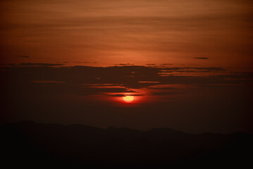 Obraz premium Sunrise in the morning from a high angle view on the mountain.