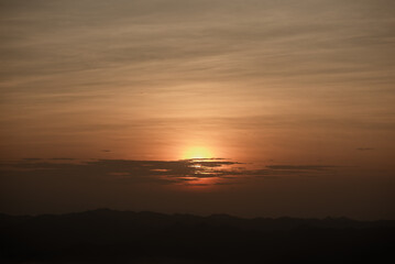 Obraz premium Sunrise in the morning from a high angle view on the mountain.