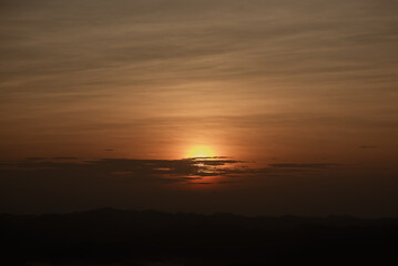 Obraz premium Sunrise in the morning from a high angle view on the mountain.