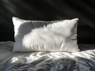 Obraz premium A white pillow sits atop a bed