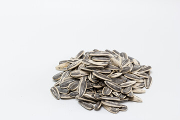 Montoncito de pipas de girasol grandes tostadas