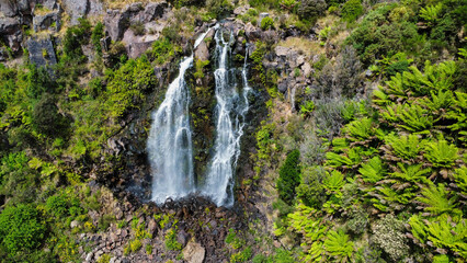 Obraz premium A waterfall and it´s nearby vegetation in Tasmania, seen from above