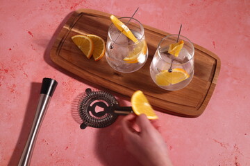 gin tonic with lemon slices