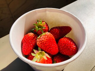 紙カップの中の苺