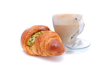 colazione con cappuccio e brioche al pistacchio