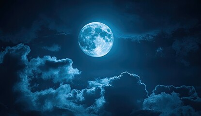 Obraz premium Full moon shrouded in clouds at night