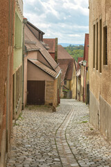 Gasse mit historischen mittelalterlichen Wohnhäusern in der Altstadt von Rothenburg ob der Tauber in Deutschland 