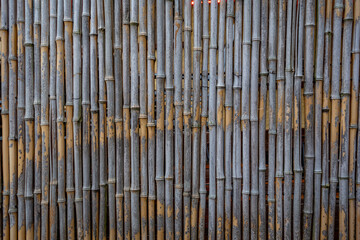 Zaun aus Bambusstangen