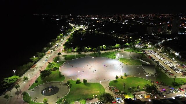 Cidade a noite beira rio