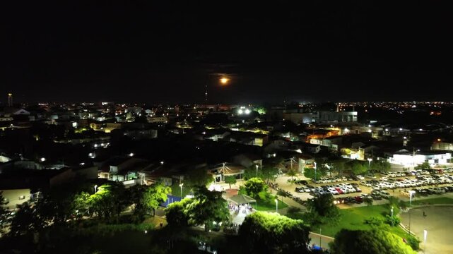 Cidade em noite de lua cheia