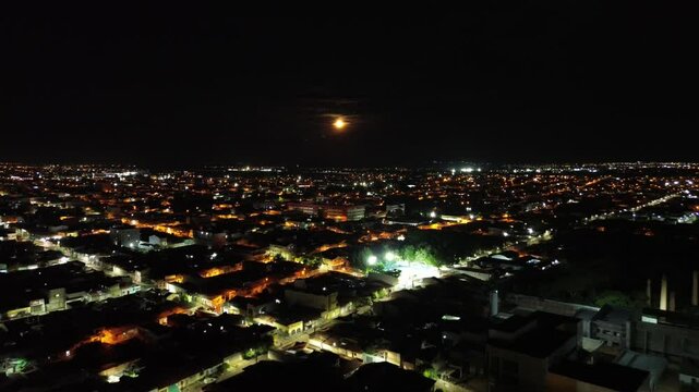 Cidade em noite de lua cheia