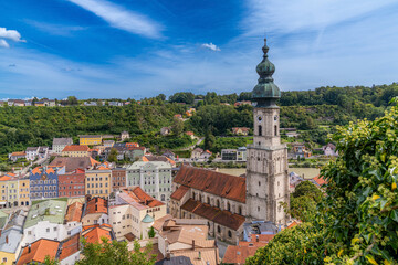Stadt Burghausen mit der Kirche St. Jakob