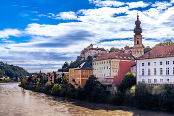 Stadt Burghausen an der Salzach mit Burganlage unter weiß-blauem Himmel 