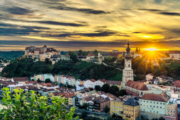 Sonnenuntergang über der bayerischen Stadt Burghausen an der Salzach