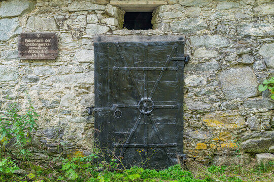 Eisent&uuml;re eines alten Pulverturms sch&uuml;tzt vor Eindringlingen