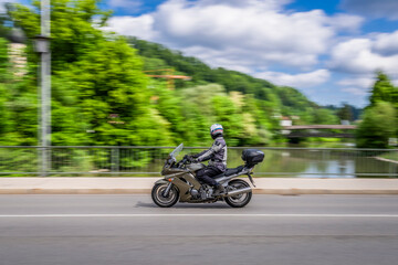 Fototapeta premium Ein Motorrad tourt durch die Altstadt von Wolfratshausen im Sommer