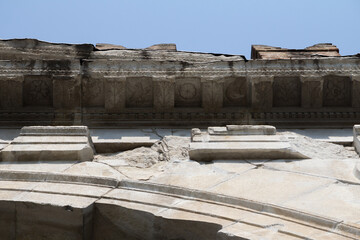 Decorative pattern on Arco de Augusto in Rimini, highlighting fine Roman craftsmanship.