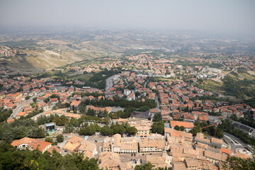 Obraz premium An awe-inspiring aerial view of San Marino, capturing the layout of the city and its picturesque surroundings from above.