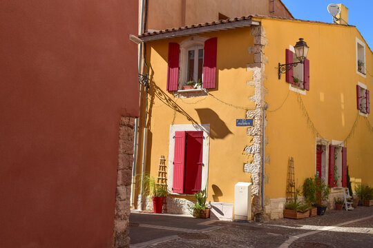 B&acirc;tisse provencale dans la Rue de la Fraternit&eacute; &agrave; Martigues