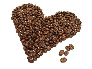 Kaffeebohnen lose gelegt in Herzform als Symbol