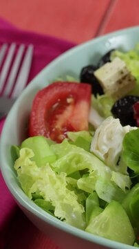 salade compos&eacute;e fromage roquefort et crudit&eacute;s, en gros plan.