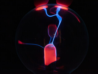 Rayos electromagnéticos  dentro de una bola de plasma brillante de color azul magenta sobre fondo...