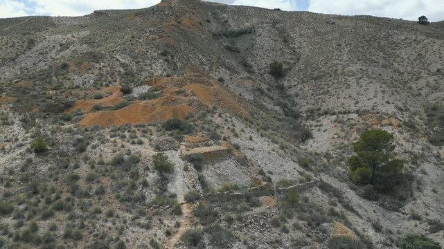 Vista a&eacute;rea de unas minas de ocre y su impacto en el ecosistema