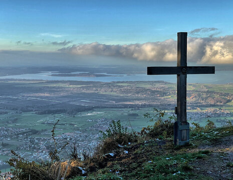 Kreuz vor der Schnappenkirche &uuml;ber Marquartstein mit Blick auf den Chiemsee, Chiemgau, Bayern, Alpen, Deutschland