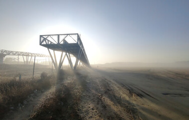 Puente metálico en la niebla