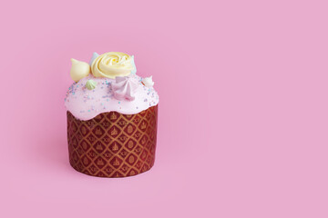 Traditional russian Easter ortodox cake with daffodil flower and colorful eggs on light pink background. Kulic, Kulich, Paska homemade bread with glaze. Spring christian holiday. Festive celebration