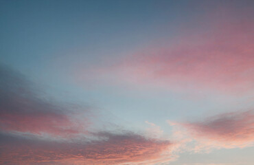 Obraz premium Serene morning sky gradient from pale blue to warm pink