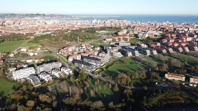 Vista a&eacute;rea en 4K de Viesques, Gij&oacute;n (Asturias, Espa&ntilde;a) con dron &mdash; paisaje urbano y naturaleza