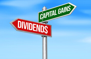 Obraz premium Capital Gains vs Dividends written on the signboards pointing in opposite directions with blue sky in the backdrop.