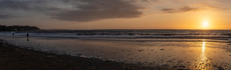 Mar al atardecer, paisaje costero, piedras en la orilla