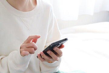 スマホを使う手元