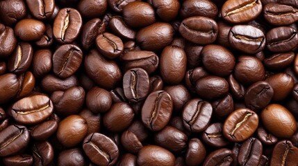 Obraz premium Close-up view of roasted coffee beans. A rich, dark texture of numerous, whole coffee beans