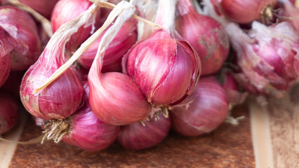 Close up of red onions on a chopping board. 