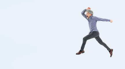 元気にジャンプするシニア男性の全身写真（切り抜き背景透過PNGも販売しております。↓作成者リンクから「PNG」で検索してください）