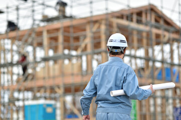 住宅建築工事を点検する現場監督