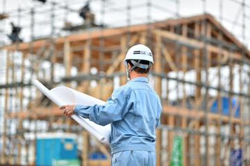 住宅建築工事を点検する現場監督