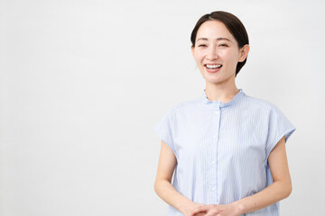 Obraz premium 半袖の若い女性.