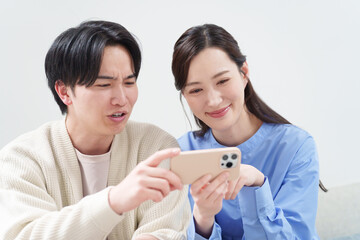 スマホを使う夫婦・カップル